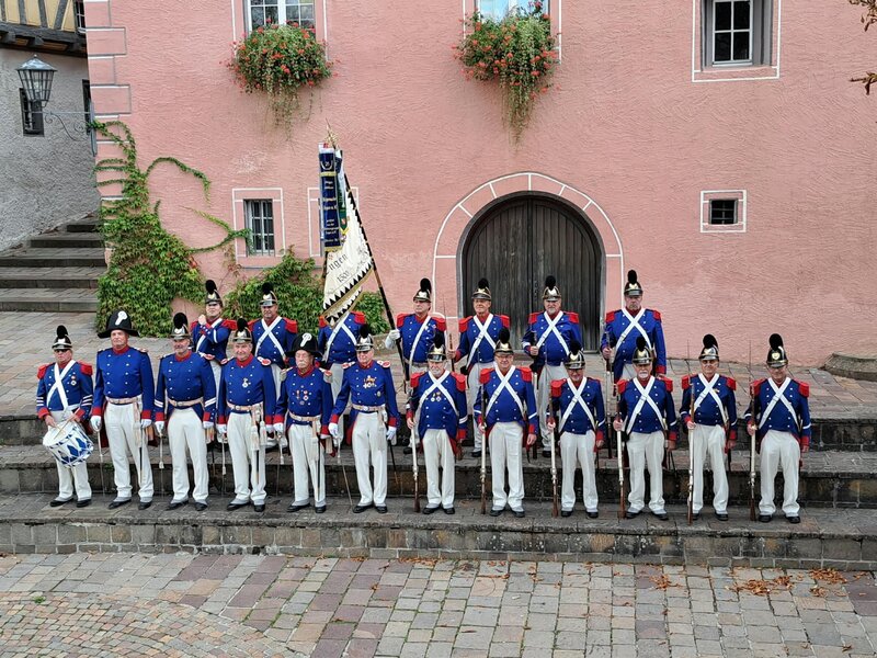 Gruppenbild der historischen Bürgerwehr der Stadt Engen auf einer Treppe