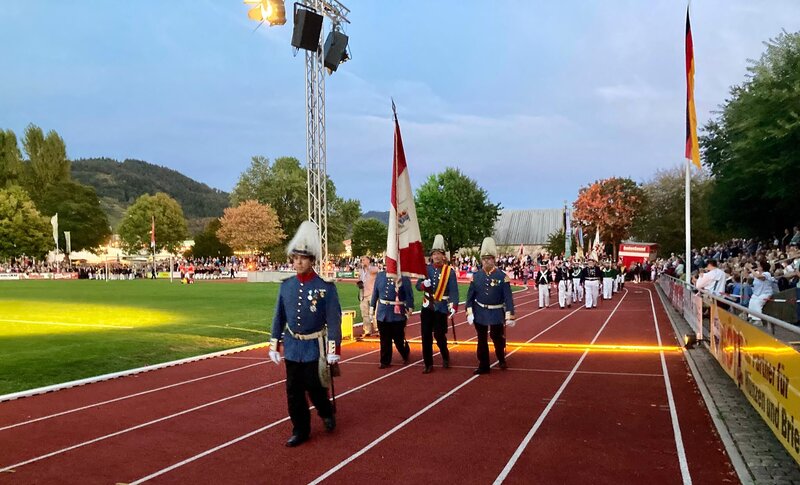 Einmarsch der Bürgermiliz Sipplingen ins Stadion von Oberkirch