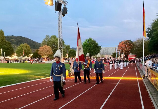 Einmarsch der Bürgermiliz Sipplingen ins Stadion von Oberkirch