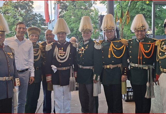 Gruppenbild der Kommandanten mit Oberbürgermeister beim Promenadenkonzert in Weingarten