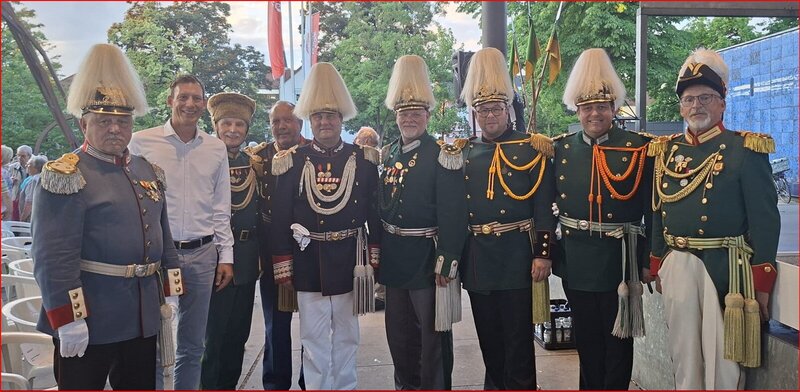 Gruppenbild der Kommandanten mit Oberbürgermeister beim Promenadenkonzert in Weingarten