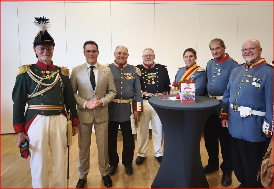 Gruppenbild mit Innenminister Manuel Hagel in Dietenheim
